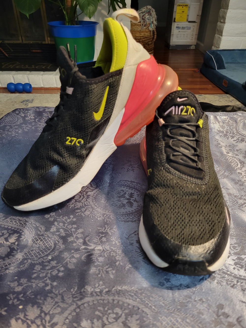 Nike Air Max 270 Black Volt Pink Size 10 Running Shoes Women's